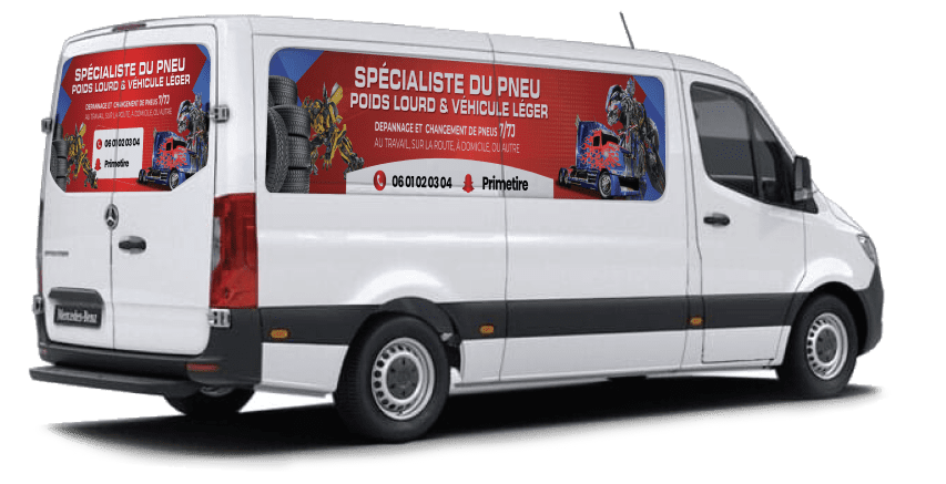 Technicien effectuant le changement de pneus voiture